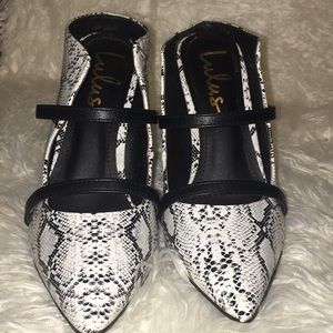 LuLus snake print mules! Trendy and comfortable.
